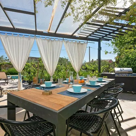 Unique Villa With Saltwater Swimming Pool In Porec فيلة بوريتش