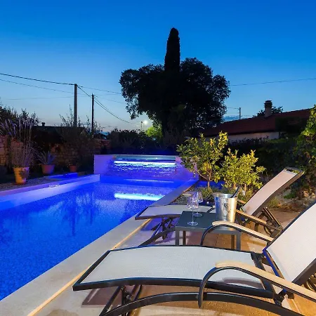 Villa Unique Villa With Saltwater Swimming Pool In Porec