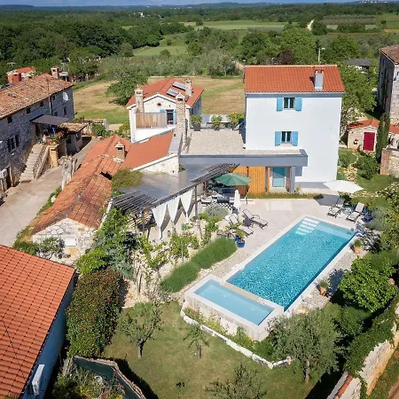 Villa Unique Villa With Saltwater Swimming Pool In Porec *